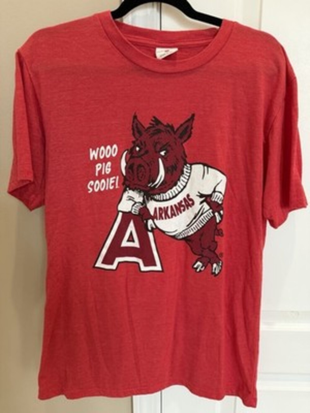 Charlie Hustle Arkansas Razorbacks Wooo Pig Sooie! Graphic T-Shirt Size Medium